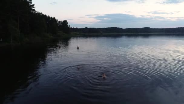 Vista aérea. Cielo asombroso reflejado en el agua. Hermosa puesta de sol sobre el lago . — Vídeos de Stock