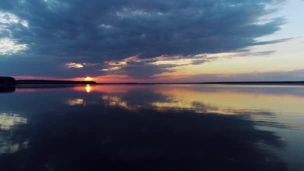 Vista aérea. Cielo asombroso reflejado en el agua. Hermosa puesta de sol sobre el lago . — Vídeo de stock