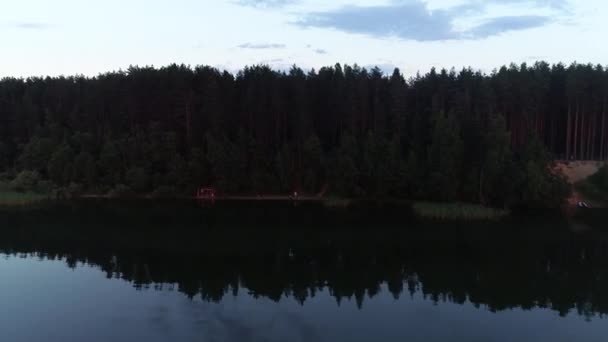 See mit türkisfarbenem Wasser und grünen Bäumen. Landschaft mit Flüssen, Wald, See — Stockvideo