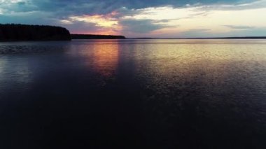 Havadan görünümü. Gökyüzü şaşırtıcı suya yansıyan. Göl üzerinde güzel gün batımı.