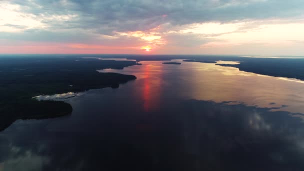 Vista aérea. Cielo asombroso reflejado en el agua. Hermosa puesta de sol sobre el lago . — Vídeos de Stock