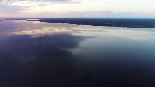 Vue aérienne. Ciel étonnant reflété dans l'eau. Beau coucher de soleil sur le lac . — Video