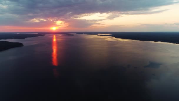 Vista aérea. Cielo asombroso reflejado en el agua. Hermosa puesta de sol sobre el lago . — Vídeo de stock