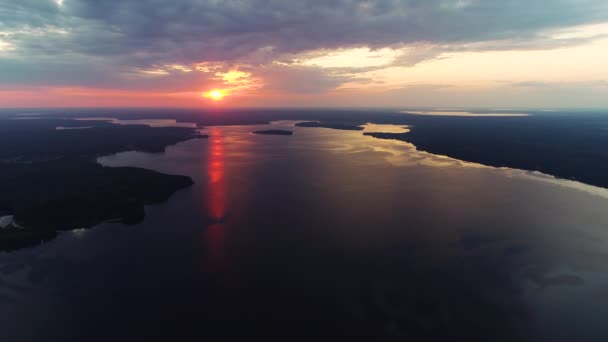 Vista aerea. Cielo incredibile riflesso nell'acqua. Bellissimo tramonto sul lago . — Video Stock