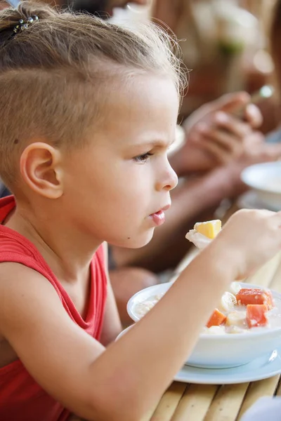 Junge isst Schweinefleisch in Thailand — Stockfoto