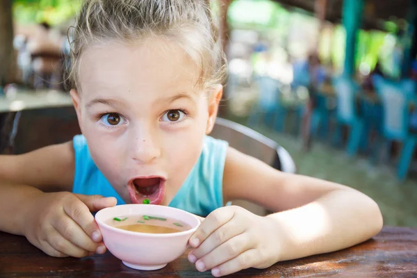 Junge isst Suppe in Thailand — Stockfoto