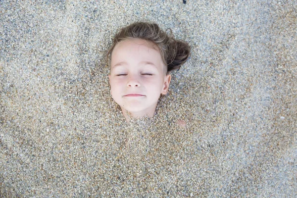 Ragazzo nascosto nella sabbia sulla spiaggia — Foto Stock