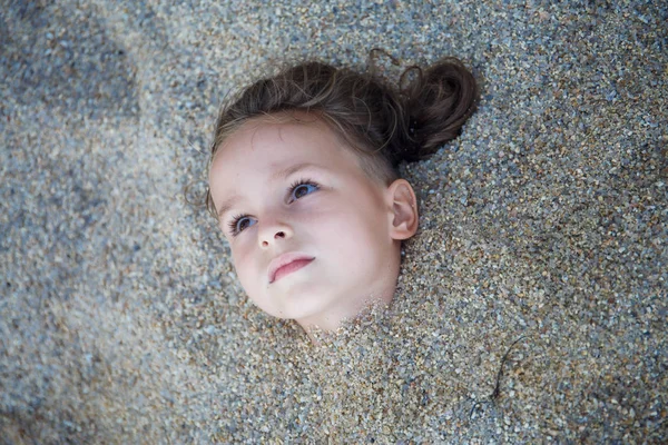 Ragazzo nascosto nella sabbia sulla spiaggia — Foto Stock