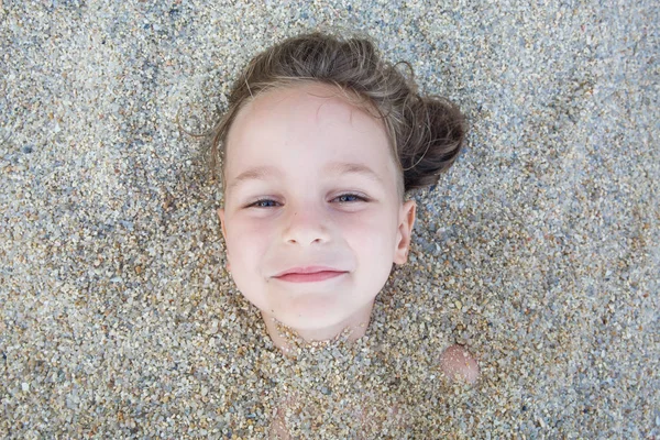 Chłopiec ukryty w piasku na plaży — Zdjęcie stockowe