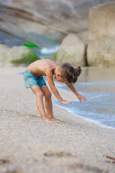 Garçon debout sur le sable près de la mer — Photo