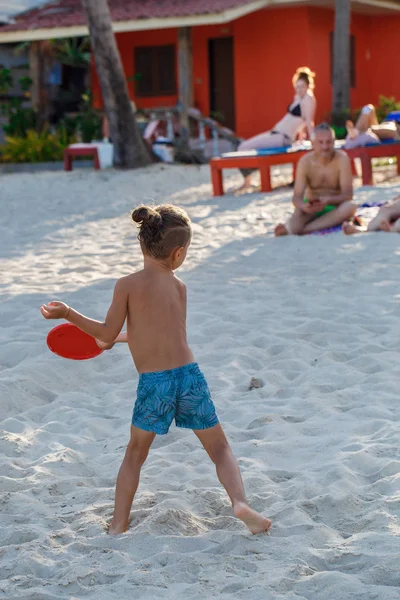 Boy bermain Frisbee di pantai — Stok Foto