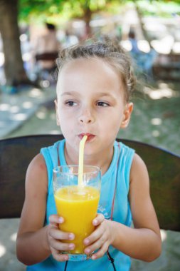 güzel çocuk portakal suyu içiyor 