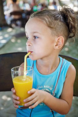 güzel çocuk portakal suyu içiyor 