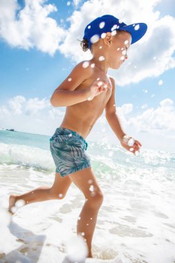 Sevimli çocuk sahilde eğleniyor 