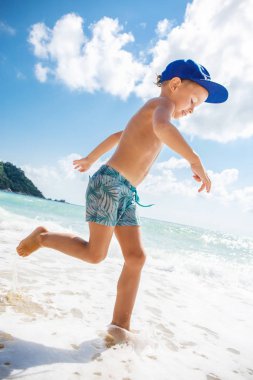 Sevimli çocuk sahilde eğleniyor 