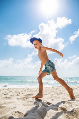 Sevimli çocuk sahilde eğleniyor 