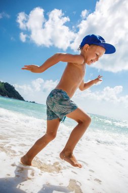 Sevimli çocuk sahilde eğleniyor 