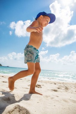 Sevimli çocuk sahilde eğleniyor 