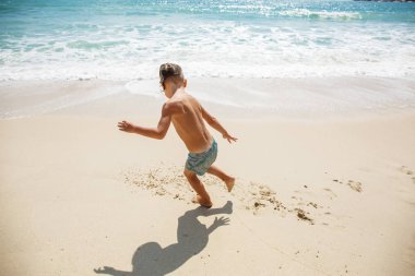 Sevimli çocuk sahilde eğleniyor 