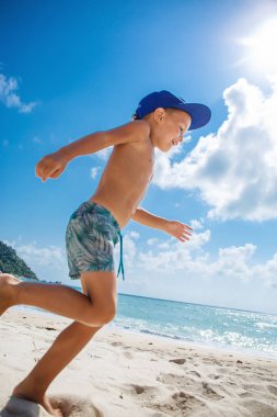 Sevimli çocuk sahilde eğleniyor 