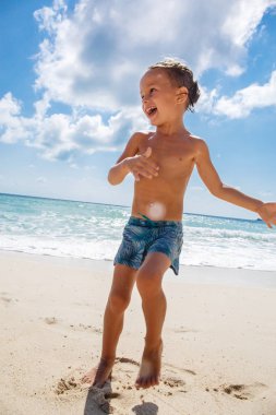 Sevimli çocuk sahilde eğleniyor 