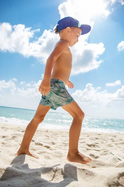 Netter Junge hat Spaß am Strand — Stockfoto