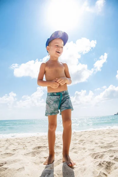 Leuke jongen is plezier op het strand — Stockfoto