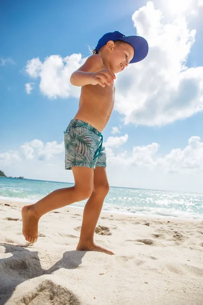 Sevimli çocuk sahilde eğleniyor 