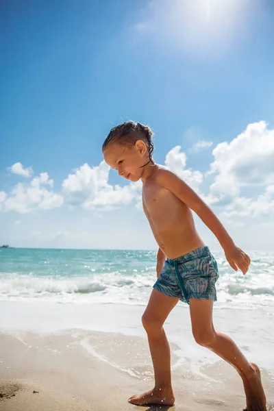 Leuke jongen is plezier op het strand — Stockfoto