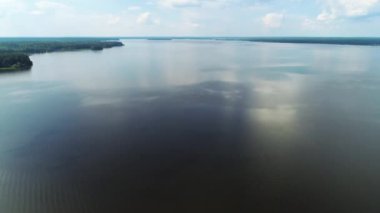 Ayna üzerinde uçan, Mavi Göl, pürüzsüz yüzey. 