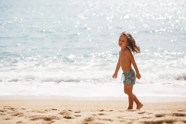 Carino ragazzo è avendo divertente su il spiaggia — Foto Stock