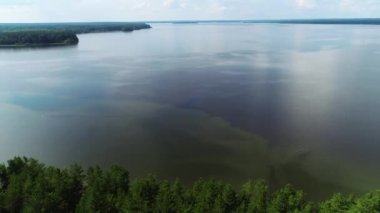Turkuaz su ve yeşil ağaçlarla dolu bir göl. Nehirler, ormanlar, göl manzarası