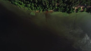 Turkuaz su ve yeşil ağaçlarla dolu bir göl. Nehirler, ormanlar, göl manzarası