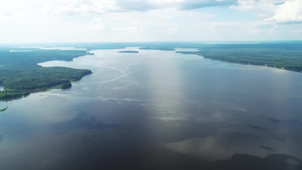 Volare sopra lo specchio, superficie liscia blu del lago . — Video Stock