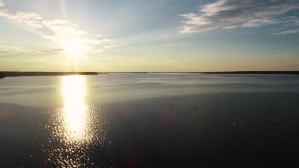 Vista aérea. Céu incrível refletido na água. Belo pôr do sol sobre o lago . — Vídeo de Stock