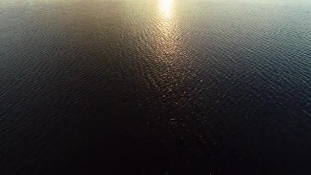Вид с воздуха. Удивительное небо отражается в воде. Закат над озером . — стоковое видео