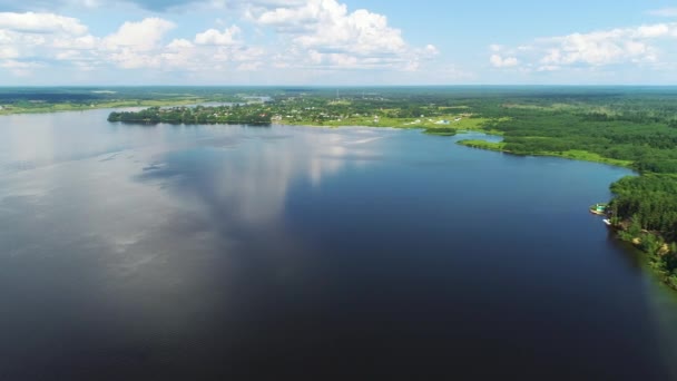 Озеро с бирюзовой водой и зелеными деревьями Пейзаж с реками, лесом, озером — стоковое видео