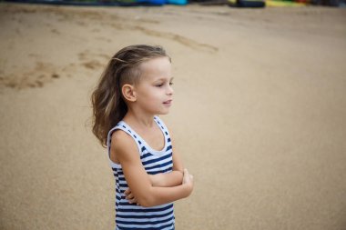 Küçük beş yıl yaşlı erkek çocuk denizde izliyor 