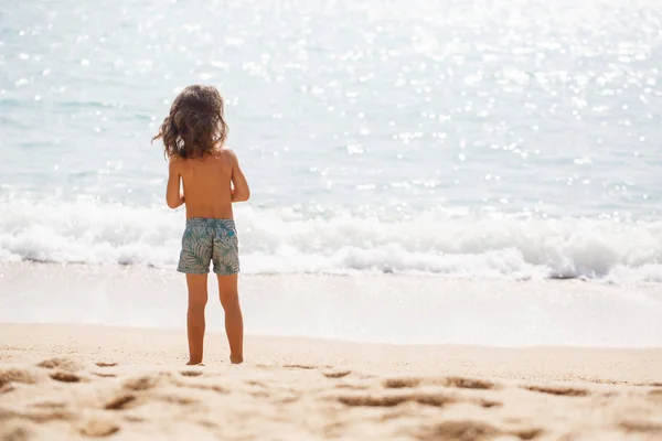 Petit garçon de cinq ans regarde sur la mer — Photo