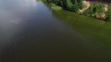 Turkuaz su ve yeşil ağaçlarla dolu bir göl. Nehirler, ormanlar, göl manzarası