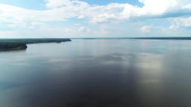 Ayna üzerinde uçan, Mavi Göl, pürüzsüz yüzey. 