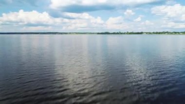 Ayna üzerinde uçan, Mavi Göl, pürüzsüz yüzey. 