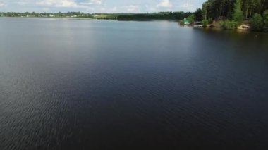 Turkuaz su ve yeşil ağaçlarla dolu bir göl. Nehirler, ormanlar, göl manzarası