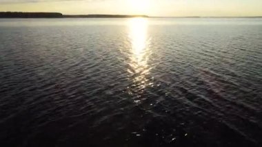 Havadan görünümü. Gökyüzü şaşırtıcı suya yansıyan. Göl üzerinde güzel gün batımı.