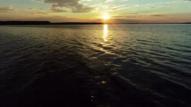 Havadan görünümü. Gökyüzü şaşırtıcı suya yansıyan. Göl üzerinde güzel gün batımı.