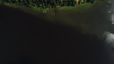 Turkuaz su ve yeşil ağaçlarla dolu bir göl. Nehirler, ormanlar, göl manzarası