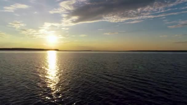 Luftaufnahme. Der Himmel spiegelt sich im Wasser wider. schöner Sonnenuntergang über dem See. — Stockvideo