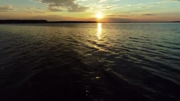 Vista aérea. Céu incrível refletido na água. Belo pôr do sol sobre o lago . — Vídeo de Stock