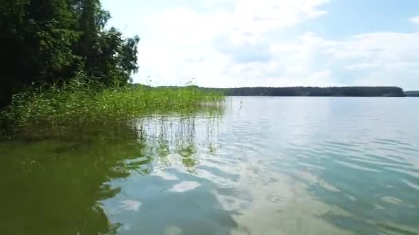 Volando sobre el espejo, superficie lisa azul del lago . — Vídeos de Stock