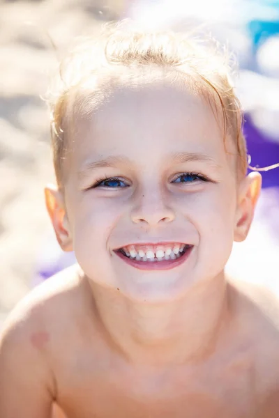 Portret piękne chłopca w słońcu — Zdjęcie stockowe
